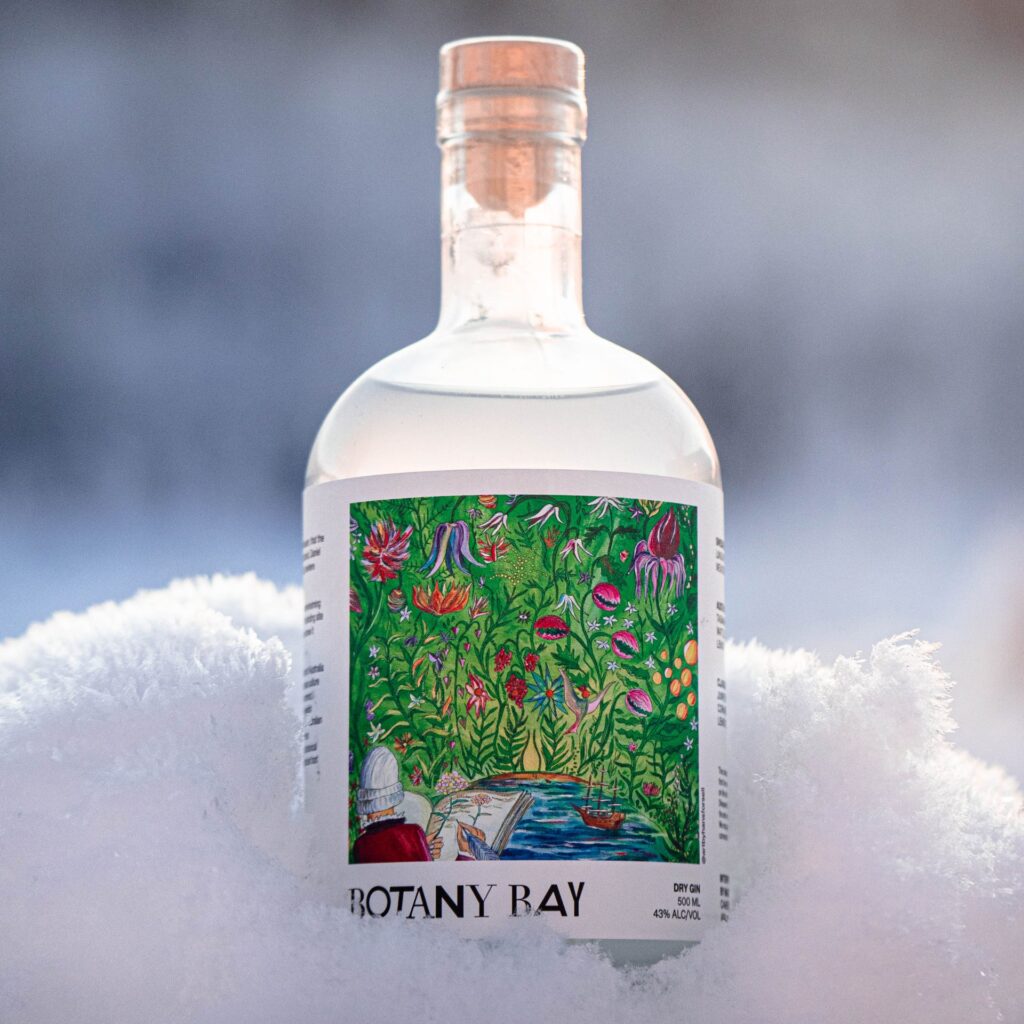 Hernö Botany Bay Dry Gin flaska står i snön.