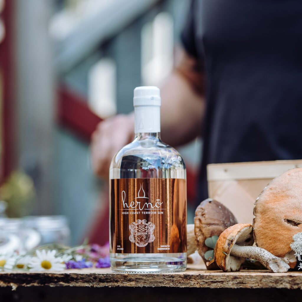 Hernö High Coast Terroir Gin 2018 flaskan står på ett bord utomhus